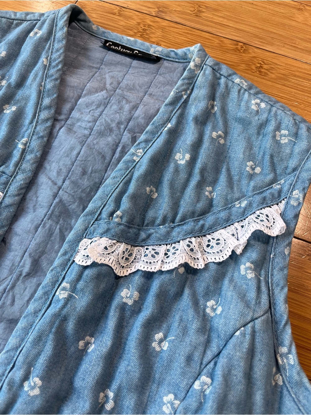 Vintage Cottagecore Quilted Blue Clover Leaf Cropped Vest with Darling Lace Trim - Picture 4 of 10